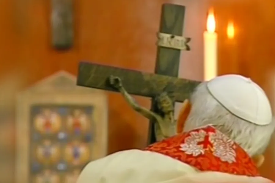 Pope John Paul II holds a crucifix carved by Stanisław Trafalski on Good Friday 2005?w=200&h=150